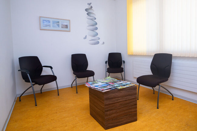 Wartezimmer-Arztpraxis-Ybrig