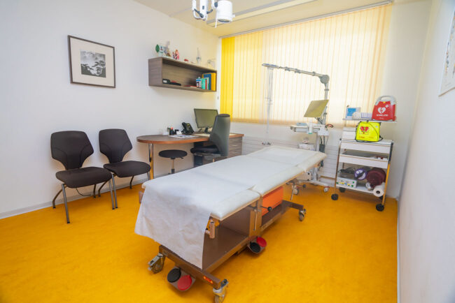 Zimmer-1-Arztpraxis-Ybrig